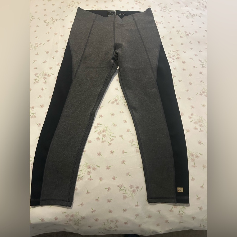 AUREUM Women’s
Charcoal and Black Leggings
Size Small/petit